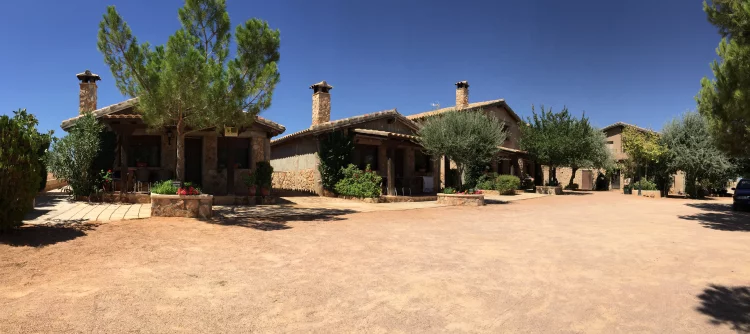 Las cabañas de piedra de El Acuífero vistas desde el jardín