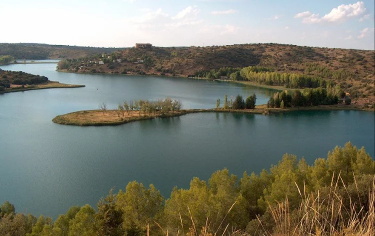 Aguas turquesa de las Lagunas de Ruidera desde un mirador