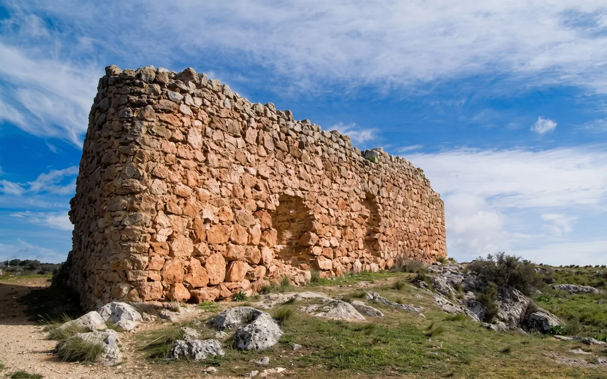 Muro de piedra en ruinas del Castillo de Rochafrida sobre el cerro, cerca de Ossa de Montiel